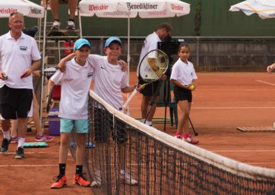 Tennisnachwuchs Sergej Topic, Niklas Bauke mit 1. Vorsitzenden des UTHC Dirk Rabis