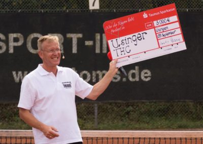 1. Vorsitzender Dirk Rabis erhält Spende für die Tennisjugend des UTHC