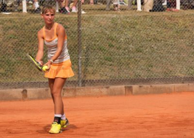 UTHC Tennis-Campus - Mara Guth schlägt auf