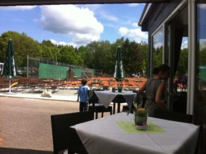 tennishalle-terrasse-lounge