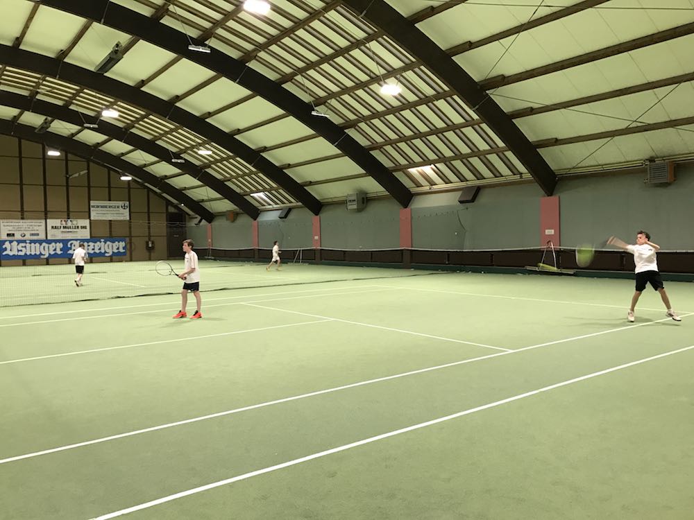 Doppel weiter in der Halle wegen dickem Schauer und Dunkelheit. Die U14 II in der Tennishalle des UTHC auf heimischer Tennisanlage.