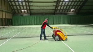 UTHC-Tennishalle: Neue Reinigungsmaschine 2019 für Tennisplätze mit Teppich und Granulat.