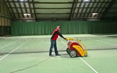 Wartungs- und Reinigungsarbeiten in der Tennishalle
