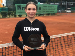 Laura Shelekhova Tennis-Hessenmeisterin-2020 Pokal